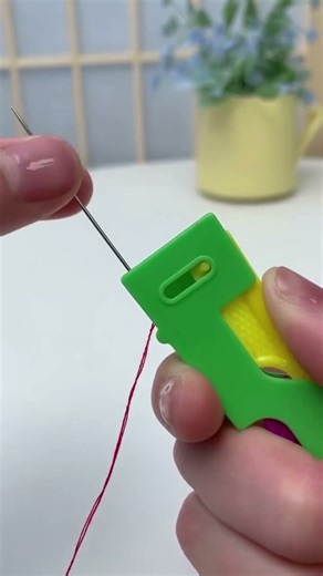 With the smart automatic needle threader, it only takes 1 second for the needle to be threaded.