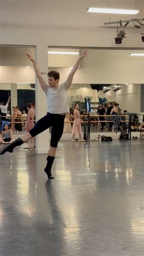 Mask Dance 🎭 Romeo & Juliet #ballet #profesionaldancer #balletdancer #romeoandjuliet #maledancer