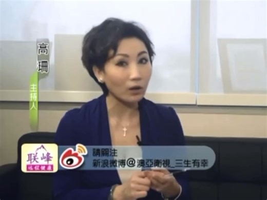 A) 什么是肛瘘 ？Anal Fistula (3) 肛瘘是一种常见的肛肠疾病，它主要由肛门部位的慢性感染引起，可能会导致肛门部位出现分泌物、疼痛，甚至出血等症状。这些症状与痔疮相似，但它们是两种不同的疾病。痔疮是肛门和直肠部位的静脉肿胀，而肛瘘则是由肛门腺发炎、堵塞和细菌感染引起的。有时，肛瘘源于肠道，通过肛管内口进入肛门。随着感染和堵塞的扩大，细菌会在附近形成受感染的组织和脓液。随着脓液的积累，它会逐渐穿过肌肉层，直到在肛管和肛门附近的表层皮肤之间形成一个连接腔，以便排出脓液，从而形成肛瘘。有时，肛瘘是肛周脓肿经手术引流的结果。 肛瘘可分为单纯性肛瘘和复杂性肛瘘。单纯性肛瘘的治疗相对简单，而复杂性肛瘘的治疗难度和复杂性则较大。肛瘘的治疗方式有多种，每种方式的成功率、复发几率和优缺点都不尽相同，医生会根据患者的具体情况选择最适合的手术治疗方法。 值得注意的是，肛瘘的发病率相当高，它可能发生在所有年龄和性别的患者身上。因此，如果出现肛瘘的症状，患者应及时就医，以免延误治疗，导致病情加重。同时，患者也应该知道，肛瘘是一种常见的疾病，没有必要因为感到尴尬而不敢就医。 B)肛瘘的原因 。。。