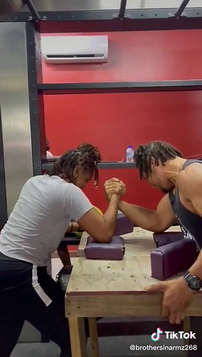 Mujer sorprende al vencer a hombre en lucha de brazos