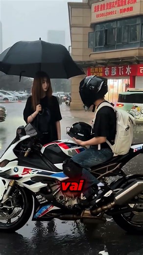 Girl rejects motorcyclist in the rain, but gets into a R$200,000 car! 😱