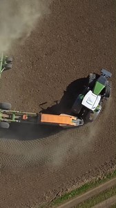 Der revolutionäre VarioDrive Antriebsstrang - einfach erklärt! 🚜💡 Bereits als fester Bestandteil der Fendt Großbaureihen sorgt VarioDrive nun auch im Fendt 700 Vario Gen7 und der neuen Fendt 600 Vario Serie für beeindruckende Leistung im mittleren Leistungssegment! 🌱 Vorteile, die man spürt: ✔️ Unabhängiger Allrad für maximale Zugkraft und Bodenschonung ✔️ Pull-in turn Effekt reduziert den Wendekreis um bis zu 10% – für präziseres Manövrieren ✔️ Fendt Torque Distribution sorgt für permanente 