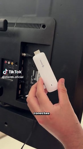 ¡Transforma tu pantalla en una verdadera Smart TV! 📺✨ 🎬 Google TV certificado: Sistema Android optimizado para TV Stick, con acceso directo a Google Play y navegación fluida. 📲 Chromecast integrado: Transmite contenido desde tu celular a la pantalla sin cables ni dispositivos extra. 🔊 Conectividad completa: Bluetooth para audio inalámbrico y Wi-Fi de doble banda (2.4 y 5 GHz) para streaming estable. 🎙️ Control por voz: Control remoto con Google Assistant y accesos directos a Netflix, YouTub