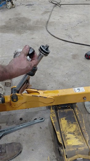 Haulotte 3632T/ 4527 outrigger cylinder- Part 2