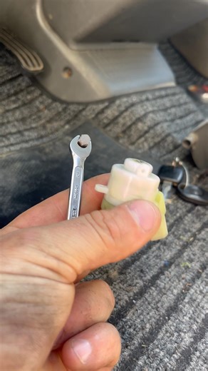 VW T4: trucco veloce per sostituire l’interruttore accensione 🔧 #vw #meccanico #nonsiaccende # t4