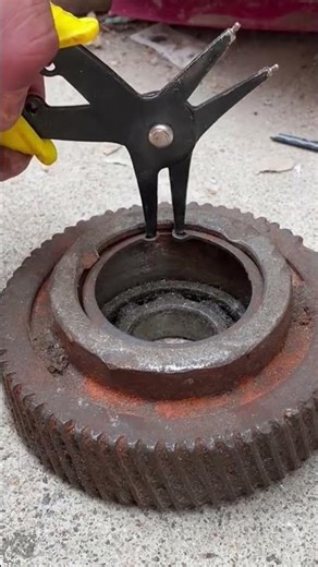 Simple and easy to use snap ring pliers