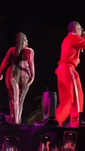17K views · 327 reactions | Wizkid and Tems performing Essence for the first time in the US. Via: JrAnthoony/Twitter #PulseCelebs #Wizkid #Tems #Essence | Pulse Ghana | Facebook