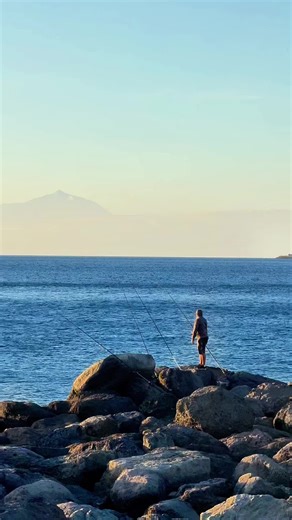 This is life!!! 🎣Fishing at Gran Canaria with Teide in the background. 😍 #grancanaria #tenerife #fishing #teide #canarias🇮🇨