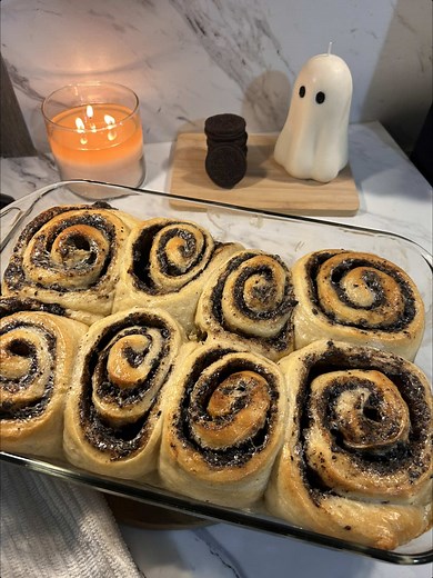 oreo cinnamon rolls 🖤 so fluffy & soft omgggg. recipe: dough: 3/4 cup WARM milk(180ml) 1/4 cup melted butter(57g) 1/4 cup sugar(50g) 2 1/4 tsp yeast(7g) 1 egg & 1 yolk ( room temp ) 3 cups of flour(360g) 1/4 tsp salt(1g) 3 crushed @OREO mix the warm milk with sugar & yeast and let sit for 5 mins to froth up. then add in your melted butter and eggs and mix. add your dry ingredients and knead until smooth. ( if your dough is too sticky add olive oil to your workplace & hands try not to add more f