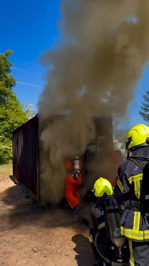Mundo Bombero by Tekeno on Instagram: "💥BACKDRAFT es un fenómeno extremadamente peligroso que puede ocurrir durante un incendio estructural. Se trata de una explosión súbita de gases calientes y humo cuando se introduce oxígeno en un espacio cerrado que contiene productos de combustión no quemados. ¿Cómo ocurre un BACKDRAFT? 1. El fuego en un espacio cerrado consume casi todo el oxígeno disponible. 2. Las llamas pueden extinguirse, pero el calor sigue acumulado y los gases inflamables (humo, va