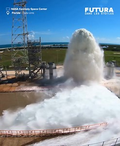 [⚛️] Que sont ces impressionnants geysers d'eau ? Une inondation ? Pas du tout ! Cet évènement s'appelle le "déluge" ! 🌊 Il consiste a déverser près d'1,7 millions de litres d'eau autour d'une plateforme de lancement pour réduire la chaleur et l'onde de choc produits par l'allumage des moteurs. 🔥 En effet, cette onde de choc pourrait rebondir et endommager la fusée elle-même ! Toute cette eau est transformée rapidement en vapeur d'eau lors d'un lancement, ce qui provoque les immenses nuages vi