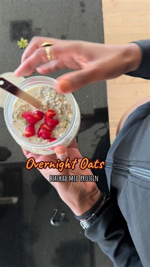 Overnight oats berikad med protein pulver 40g protein!! 9 p Viktväktarna 1 dl havregryn 1 dl proteinpulver vaniljsmak 1 msk hampafrö 1 msk chiafrö 1 msk pumpakärnor 1 dl valfri mjölk (jag använde 2 dl pga ville ha den rinnigare) Låt stå över natten i kylskåpet and enjoyyyyyy. #overnightoats #protein #fördig #fyp #healthysnack