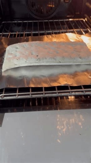 clip-4041416113-placing-traditional-italian-erbazzone-into-oven-home