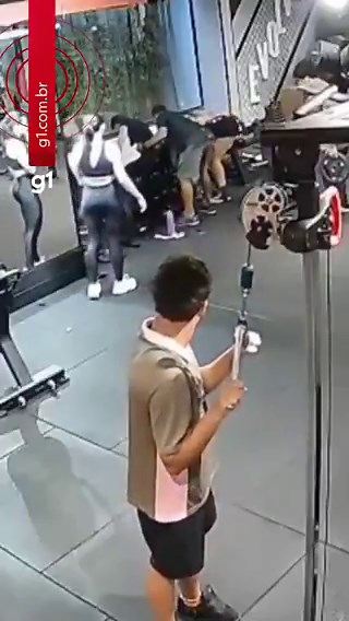 Acidente no DF - Uma jovem de 19 anos sofreu um acidente grave enquanto fazia exercício em uma academia na Asa Norte, no Distrito Federal, no último dia 1º. Ela quebrou os dois joelhos depois que a trava de segurança do aparelho usado para fazer elevação pélvica se soltou.A câmera de segurança da academia registrou o momento do acidente — as imagens são fortes. É possível ver, ao fundo, quando a barra levantada pela jovem caiu.Alunos correram para ajudar a estudante e removeram as anilhas, que p