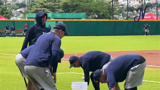 CÉSAR ALONSO MENDOZA, catcher nacido en Delicias, Chihuahua, y que pasó dos temporadas con los Sultanes de invierno, donde mostró cualidades. El año pasado fue prestado a los Tomateros de Culiacán y ahora regresa a la franquicia que se llama Jaguares de Nayarit. Mendoza no ha podido jugar en la LMB porque firmó directamente con los Dodgers y al parecer hay un "castigo por debajo del agua" que le impide participar". De por sí faltan peloteros mexicanos y los dejan fuera. Mucho éxito en la tempora