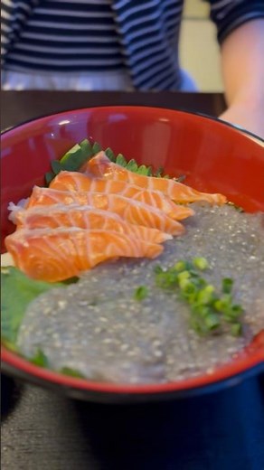 【江ノ島】行列の先にある究極の海鮮丼🐟✨器からはみ出す新鮮なネタと、とろける生しらすが最高すぎた…。海を眺めながら味わう至福の贅沢ランチ、詳細は説明文をチェック🤤 #江ノ島グルメ #海鮮丼