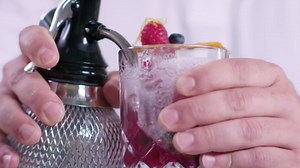 iSi North America CO2 Soda Siphon Chargers, 8.4g Carbon Dioxide - Compatible with Classic SodaMaker & Stainless Steel Soda Siphon, Recyclable Gold Cartridges, Made in Austria (100-Piece)