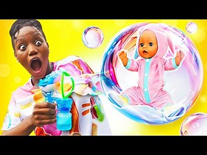 The babysitter makes a bubble party for the baby doll! Funny games with baby dolls & toys for kids.