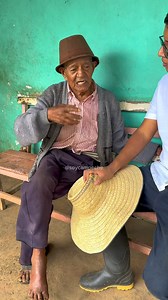 Les presento a Don José Plácido Trejo Imbajoa de 100 años de edad, toda su vida se ha dedicado a la Agricultura, sembraba yuca , maíz 🌽 , batata 🍠 , zanahoria 🥕 guineo 🍌, frijol 🫘 entre otros productos, que para vender los transportaba a la ciudad en bueyes y caballos durante 9 horas, saliendo desde las 3 am hasta la 12 pm regresando a casa a las 6 pm con la su labor cumplida. Su economía nació a partir de la venta de animales que le ayudaba a criar su madre Martina Imbajoa y que posteriorm