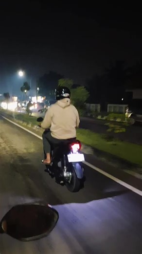 Berikut cara membuat mie ayam sederhana dan enak 🍜 Bahan-bahan Bahan mie 500 gram mie telur / mie ayam Air secukupnya untuk merebus 2 sdm minyak goreng Bahan ayam 300 gram dada ayam (potong dadu kecil) 3 siung bawang putih (haluskan) 2 siung bawang merah (haluskan) 2 sdm kecap manis 1 sdm kecap asin 1 sdt saus tiram ½ sdt merica ½ sdt garam 1 sdt gula 200 ml air Minyak untuk menumis Bahan minyak mie 3 sdm minyak ayam / minyak bawang 1 sdt kecap asin Pelengkap Sawi hijau (rebus sebentar) Daun ba