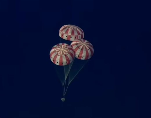 Can someone explain to me like I’m 5 years old how water doesn’t instantly turn to steam when a 5,000-degree piece of hot metal hits it? 🤔