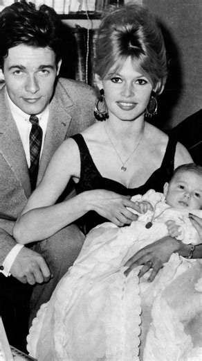 QUI EST NICOLAS-JACQUES CHARRIER ? C’est une apparition qui ne laisse personne indifférent. Nicolas-Jacques Charrier, fils unique de Brigitte Bardot et Jacques Charrier, se montre en public pour la première fois depuis son enfance à l’occasion des funérailles de sa mère ce mercredi 7 janvier à Saint-Tropez. Le 28 décembre dernier, l’actrice et icône de toute une époque s’est éteinte des suites d’un cancer à l’âge de 91 ans. On se souvient des portraits de famille dans les années 60 du couple et 