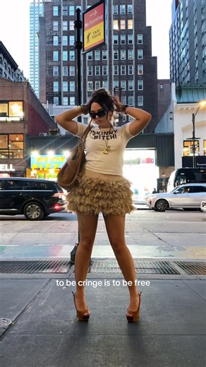 Sammiee ⭐️ on Instagram: "I’m having a blast 😛💅🏼 #y2k #2000s #y2kfashion #styleinspo #y2kaesthetic #nyc #fashion #outfit #outfitinspiration #fallfashion #miniskirt #y2kstyle"