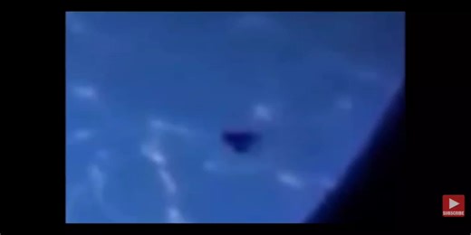 三架蝴蝶形UFO穿过国际空间站