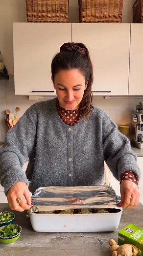 Dumpling bake met pompoen en kikkererwten 🥟 Dit viral recept is de hype 100% waard! Ik wilde er graag een voedzamere variant van maken met lekker veel groenten. Het is nog steeds super easy: je mengt alle ingrediënten in één ovenschaal en schuift het zo de oven in. Ik vind kikkererwten heerlijk in curry’s, dus naast alle groenten gaat er ook een heel pak @hakgroenten kikkererwten in 🧡 Ingrediënten | 4-5 personen •⁠ 1 sjalot •⁠ 3-4 el rode currypasta •⁠ 3 tenen knoflook •⁠ 2-3 el geraspte gembe