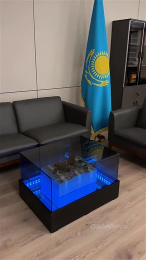 ДЕНЕЖНЫЙ СТОЛ | MONEY TABLE 💸 on Instagram: "Денежный стол / Money table 💵🪄 • Индивидуальный дизайн и ручная работа • Прочное стекло, идентичные $ • Международная доставка 🌍🚚 К Новому году спрос растёт 🎄 Если хотите получить стол вовремя — оформляйте заказ или предзаказ уже сейчас. Также доступна оплата по траншам, чтобы было удобнее ❤️ Смотри все модели на странице 😍 Заказать — в директ или WhatsApp ❤️"