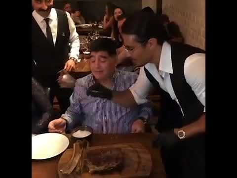 DIEGO MARADONA COMIENDO EN DUBAI LO SIRVE EL FAMOSO SALT BAE