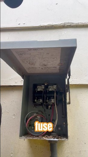 ⚠️ This AC unit was hardwired without a fuse in the disconnect box.