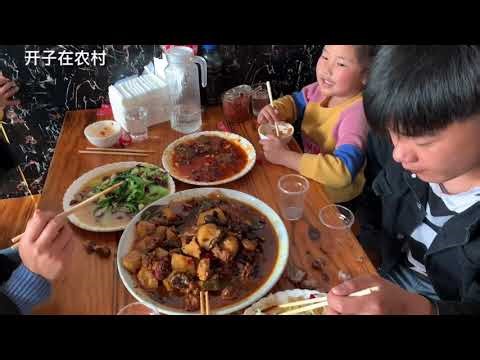 开子送小舅子坐高铁，媳妇还把剩菜打包了，小伙嫌媳妇太丢人了