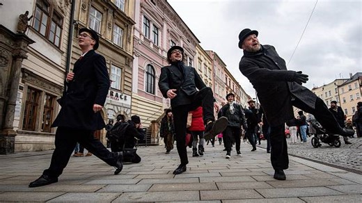Švihlá Olomouc: stovky lidí prošly centrem švihlou chůzí. Podívejte se