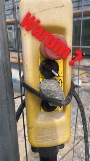Hauptsache nicht laufen...⁠ ⁠ ⁠ #arbeitsicherheit #bauaufzug #transportbühne #Steuerung #baustelle | MTG-Süß GmbH - Wuppertal