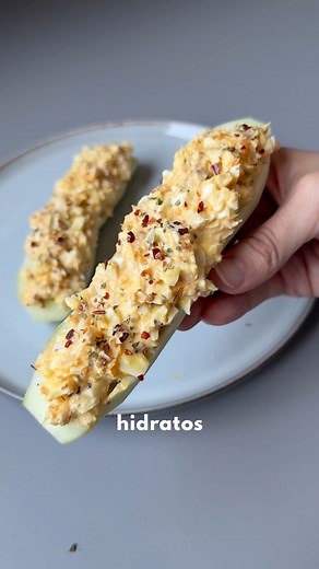 ENSALADA DE HUEVO Y PEPINO 🤤 ▪️6 huevos cocidos ▪️1 lata de atún ▪️2 cdas yogur griego ▪️1 cdta mostaza ▪️Especias (orégano, sal, pimienta) ▪️Pepinos #receta #pepino #ensalada #huevo #recetasaludable #comidasaludable #cenasaludable | Carmen_iri