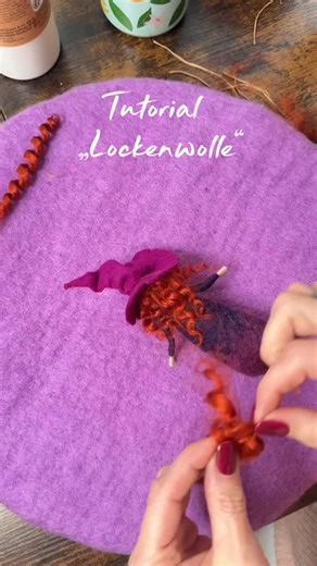 Schon mehrfach gezeigt, aber es wird immer wieder danach gefragt ☺️. Diese Locken sind fix selbst gemacht, wenn du sie haltbarer haben möchtest, kannst du auch ein Haarspray benutzen. ##filzenfüranfänger #needlefeltingartist #filzen #filzen | Lydia Schade Fox