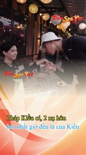Pháp Kiều ơi, 2 nụ hôn hot nhất giờ đều là của bà!