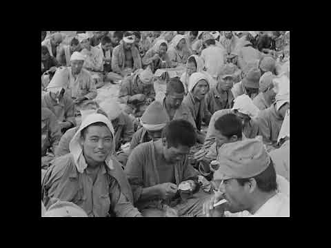 降伏した沖縄の日本兵の集団（２）