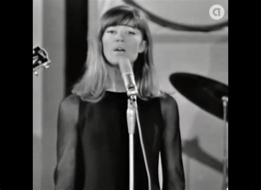 FRANÇOISE HARDY : "TOUS LES GARÇONS ET LES FILLES" 1962 ! (J'avais 11 ans). Par ici ► https://www.instagram.com/richard_nostalgique/ Signification globale de la chanson "Tous les garçons et les filles" est une chanson emblématique de Françoise Hardy, sortie en 1962, qui capture l'essence de la solitude adolescente et du désir d'amour. Écrite dans un style simple et mélancolique, elle exprime les sentiments d'une jeune fille qui observe les couples autour d'elle avec envie, tout en se sentant exc