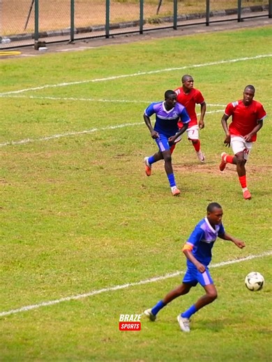 🎥 WATCH: Two captains, two jersey number 10 ~ King EZEKIEL of Achico Football Academy takes on Randy NGOME of Best Stars Academy in an intense duel during the Limbe International December Tournament 2025 in the U-16 Category. Two promising football talents 🔥🇨🇲 #BrazeSports #beststarsacademy #achicofa #limbeinternationaldecembertournament #tournoilimbe #cameroonfootball #fecafoot #cameroon | Braze Sports