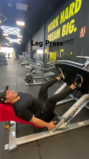 Empuje de pierna o prensa ( leg press) en máquina inclinada