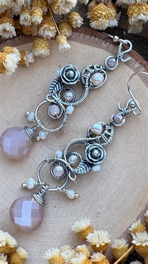 Andreina Navea Designs on Instagram: "As delicious as peaches with cream 🌸🍑🌸 earrings in sterling silver wire decorated with amethyst Faceted teardrop, and faceted beads. Tan deliciosas como duraznos con crema 🌸🍑🌸 aretes en alambre de plata esterlina decorados con amatista, lágrima facetada y cuentas facetadas. #wirewrappedjewelry #wirewrappedlove #wirejewelry #supportsmallbusiness #artisanjewelry"