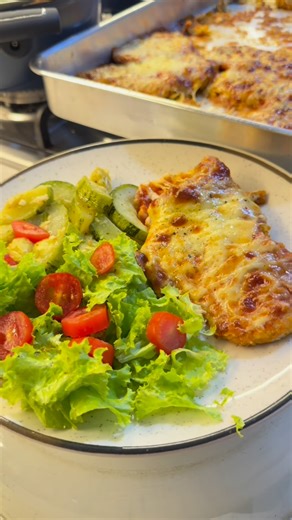 Doce lar da Edna 🌷 on Instagram: "🍗 Filé de Frango à Parmegiana Sem Fritura — Receita Completa Ingredientes • Filés de frango • Alho picado • Tempero seco a gosto • Colorau • 2 colheres de maionese light • Farinha de rosca • Azeite para untar • Molho de tomate • Muçarela • Orégano ⸻ Modo de Preparo 1. Tempere o frango com alho, tempero seco, colorau e a maionese light. Misture bem. 2. Unte a assadeira com um fio de azeite. 3. Passe os filés na farinha de rosca. 4. Organize os filés na assadeir