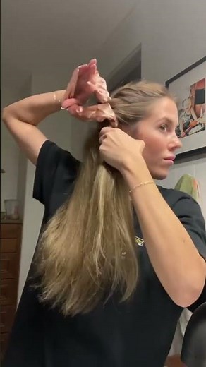 Scrunchie heatless curls tutorial #heatlesshairstyles #heatlesscurls #hairtrends #easyhairstyles