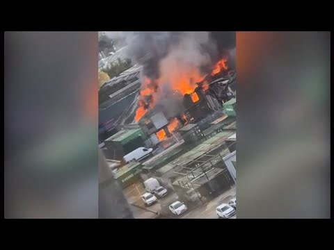 Fireworks suspected inside London warehouse fire (2) (UK) 26/Nov/2025