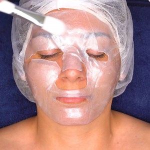 Silver Collagen & LED Mask is always a good combination. | MetDaan Nails