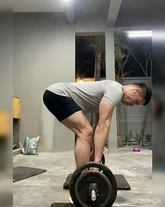 Romanian deadlift - ได้กล้ามเนื้อส่วนไหน? ท่า Romanian Deadlift นี้ จะ target กล้ามเนื้อ hamstrings (ขาหลัง) โดยตรง นอกจากนี้ เราก็จะได้บริหารกล้ามเนื้อก้น (glutes) และแขนล่างด้วย (forearm flexors) TIPS ในการทำ .- ใช้น้ำหนักที่เบาก่อน ไม่ใช้แรงจากแขนช่วยดึงขึ้น .- เกร็งหน้าท้อง งอเข่านิดหน่อย .- ดัดหลังให้ตรง ออกแรงจากเท้า .- บาร์เบลหรือว่าดัมเบล ขึ้นลงแนวดิ่ง 90 องศา .- Barbell/Dumbbell ไม่ควรให้ห่างจากหน้าแข้ง และหน้าขามากเกินไป ใช้น้ำหนักที่ทำได้ประมาณ 8-10 ครั้ง/เซ็ม ทำ 3 เซ็ทครับ KK | Fitte
