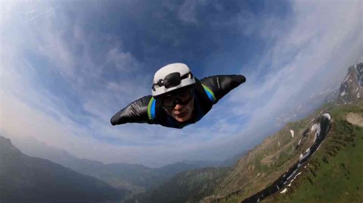 Man jumps from a helicopter over the Alps - one mistake could be fatal
