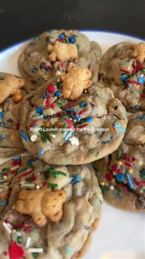 An easy cookie to throw in the oven when people are coming over. All you need is Toll House chocolate chip cookies, Fancy Sprinkles, and Teddy Grahams! #HostingMadeEasy #CozyBaking #RalphLaurenChristmas #EntertainingTips #HolidayHosting